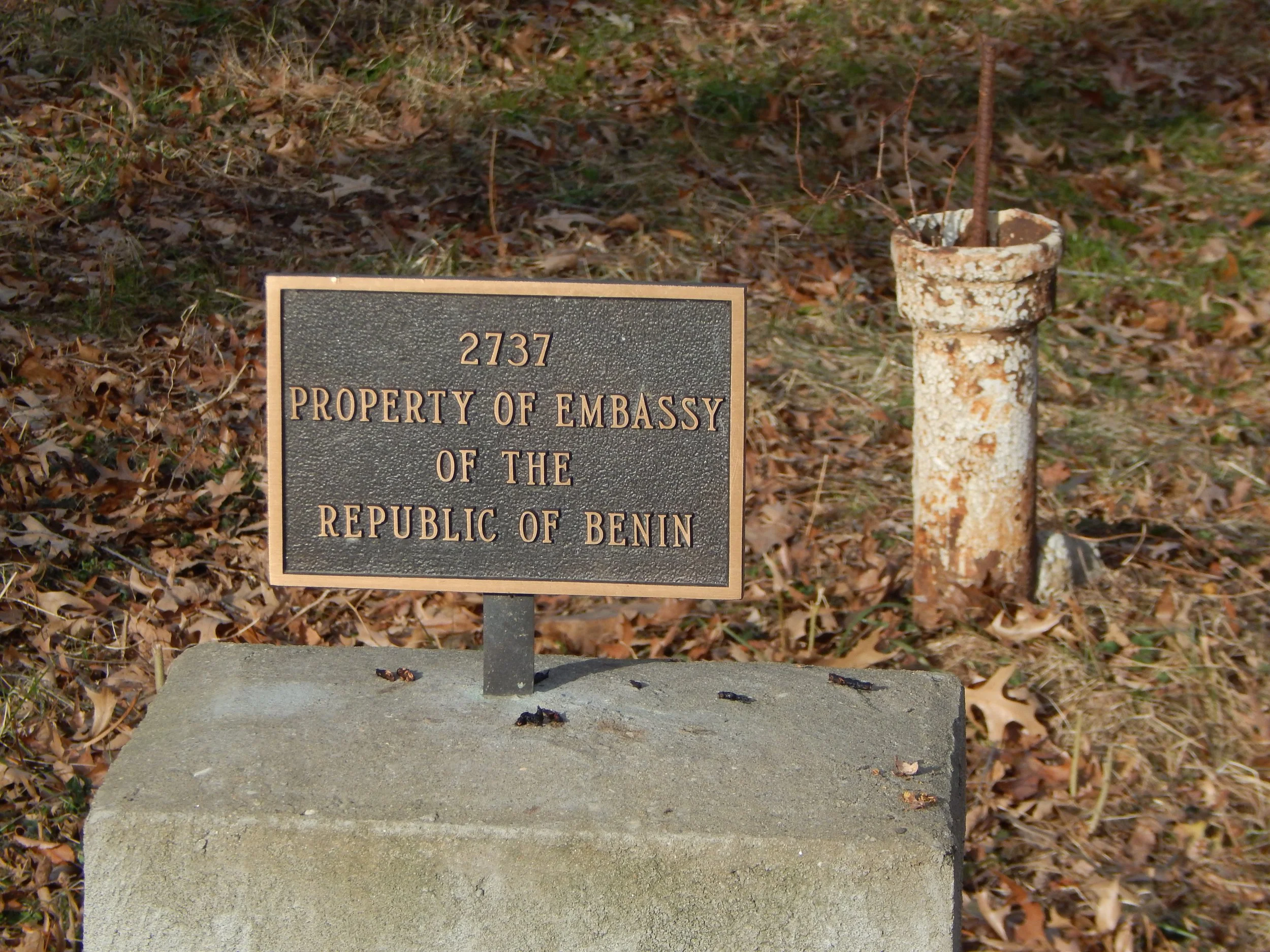 A marker identifies the plot of land as belonging to the Embassy of Benin. Photo by Molly McCluskey.