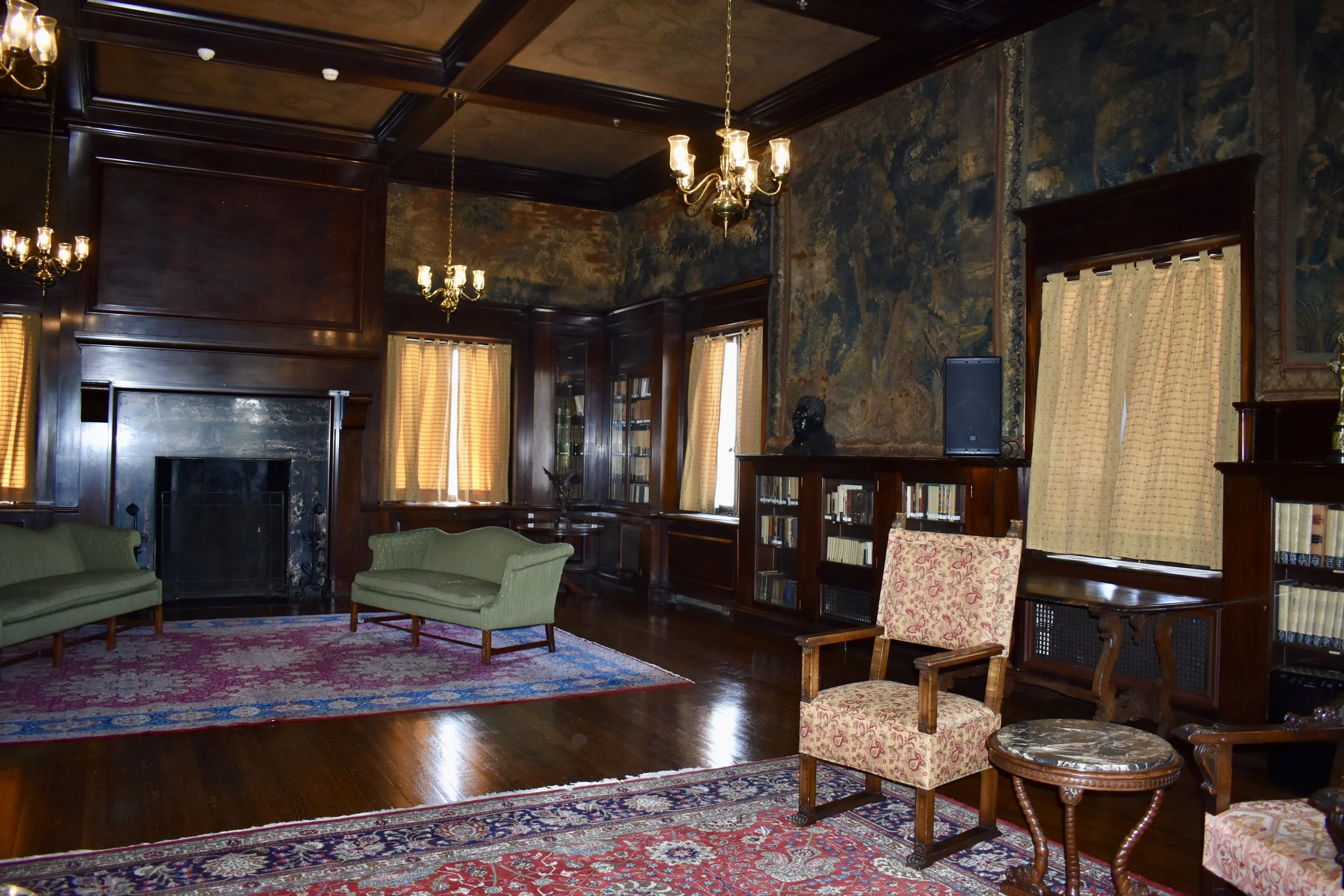 The traditional English library at the Mexican Cultural Institute, designed by Nathan Wyeth for the MacVeaghs. Photo by Diplomatica Global Media.
