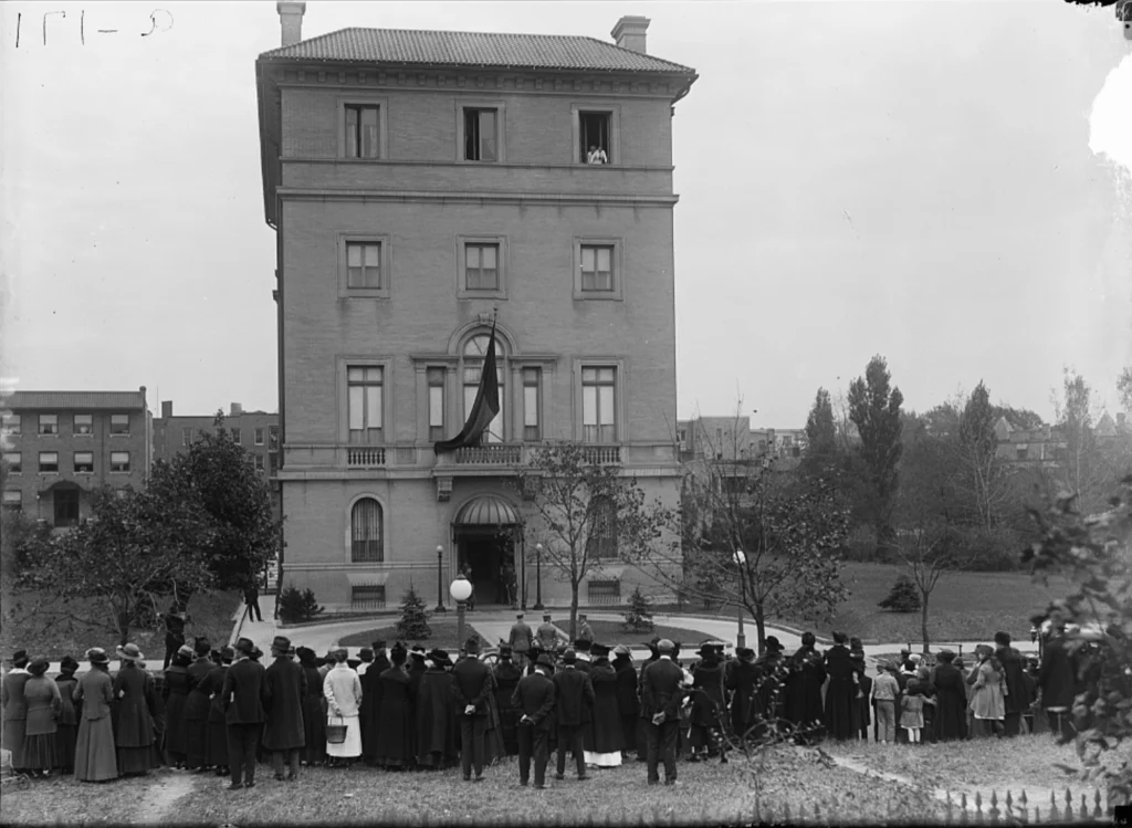 The Mysterious Mansion with History Written on Its Walls